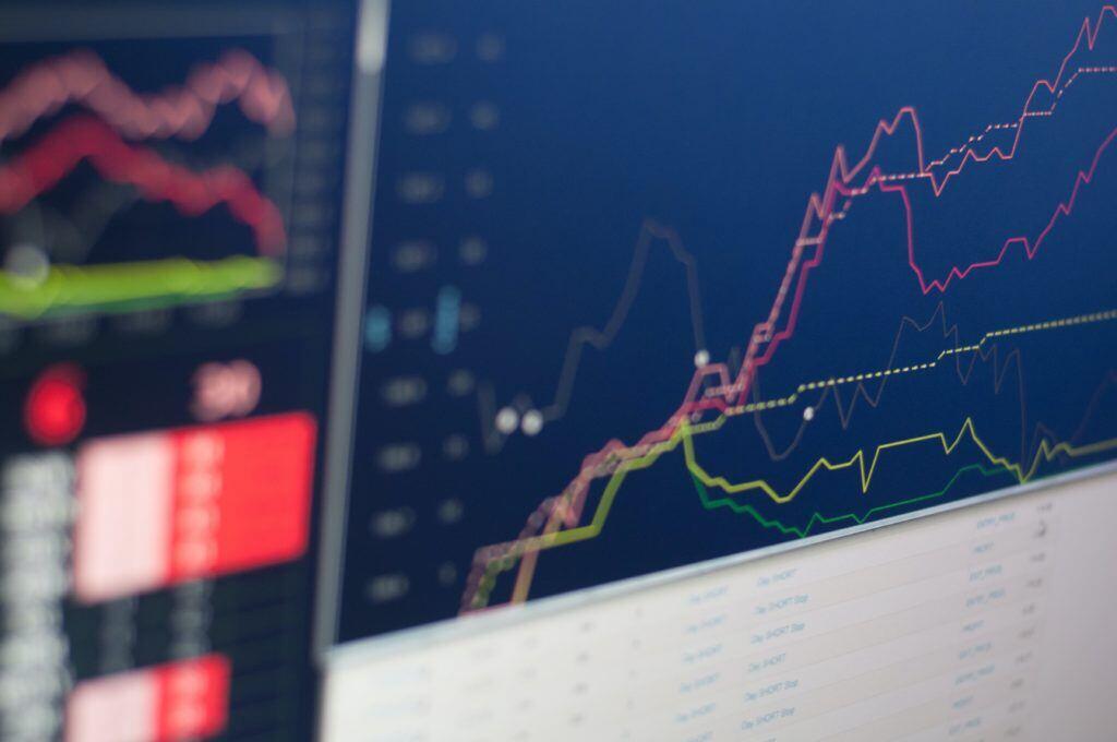 A chart on a monitor helps assess risk.